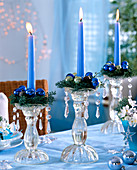 Kristallkerzenhalter mit blauen Kerzen, Baumkugeln, Cupressus arizonica (Arizona)