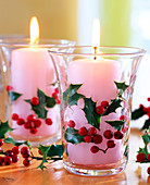 Ilex 'Alaska' / Stechpalmenblätter und -beeren, Gläser mit Kerzen
