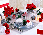 Cyclamen (cyclamen bouquets) and napkin decoration, red and white baubles