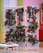 Paravent weihnachtlich: Picea / Fichtenzweige, rote und silberne Schleifen, Kuge