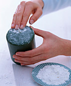 Candle with frost look (1/2). Simply rub the candle with flour