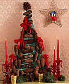 Stilisierter Weihnachtsbaum aus Zapfen