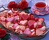 Tablett mit Rosa / Rosenblütenblättern