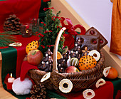 Weihnachtlicher Geschenkkorb mit Lebkuchen, Schokotannenbäumen, Nelkenorangen