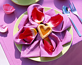 Serviette in Blütenform mit Tulipa (Tulpenblütenblätter)