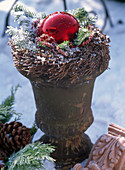 Frostsichere Vase mit Kranz aus Betula (Birke)