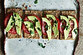 Glutenfreie Knäckebrote mit Avocado und Tomaten