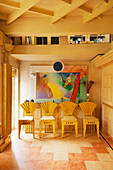 Designer-Sonnenstühle und moderne Gemälde in einer Halle