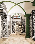 Flur mit Kreuzgewölbe, grüner Säule und barocker schwarz-weißer Wandgestaltung