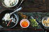Zutaten für Safranreis mit Rosinen, Pistazien und Mandeln (Indien)
