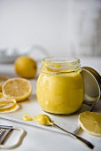 Lemon Curd im Glas mit frischen Zitronen