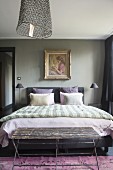 Schlafzimmer mit Goldrahmen-Gemälde und Vintage Flair