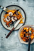 Kürbis-Karotten-Püree mit Karottenchips, gerösteten Mandeln, Pilzen und frischem Thymian