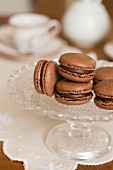 Kakao-Macarons auf Kristalltortenständer