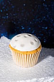 Muffin mit weißem 'Deckel' für eine Weltraum-Party
