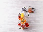Verschiedene Glasformen und -flaschen für alkoholfreie Drinks und Cocktails
