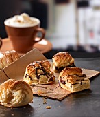 Plundergebäck mit Schokolade und Café Latte im Kaffeehaus