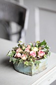 Romantisches Rosengesteck mit Efeu in Vintage Gefäß