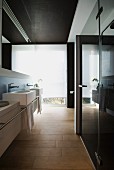 Modernes Badezimmer mit eckigen Waschbecken und Holzfliesen
