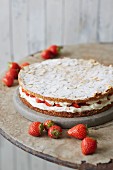 Sugar-free strawberry and almond cake filled with cream