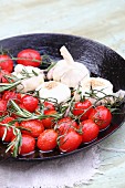 Knoblauch, Tomaten und Rosmarin