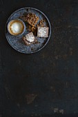 Brownie mit Cappuccino (Draufsicht)