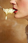 Frau isst Spaghetti (Nahaufnahme)