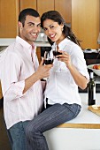 Verliebtes Paar beim Weintrinken in der Küche