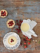 Tartlets with vanilla pudding and cherries