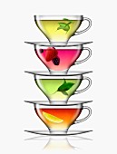 Stapel unterschiedlicher Sorten Früchtetee in Glas-Teetassen und Untertassen