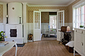 Klassisches Wohnzimmer mit Kachelofen und Flügeltür