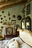 Elegantes Schlafzimmer mit Vogelnest-Sammlung an Wand und Vintage-Flair