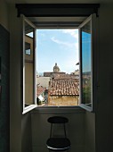 Blick aus dem offenen Fenster über die Dächer von Florenz