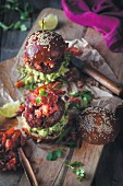 Mexikanische Burger mit Tomatensalsa und Guacamole