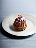 Mini gugelhupf with icing sugar, cream and raspberries