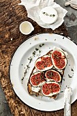 Fig halves on bread with goat's cheese, honey and thyme