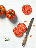 Tomatoes, whole and sliced ​​(top view)