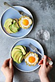 Baked Eggs in Kartoffelnester und Toastbrot mit Avocado