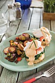 Lobster Benedict mit pochierten Eiern, Spinat, Butterkeksen und kreolischer Hollandaise