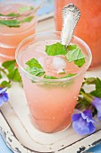 Pink Lemonade in einem Glas