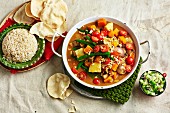 Kürbis-Auberginen-Curry mit Reis, Salat und Papadams