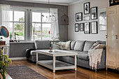 Monochromes Wohnzimmer in Grau und Weiß im Skandinavischen Stil