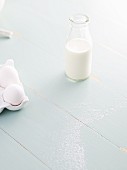 Stillleben mit Milchflasche und Eiern