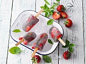 Limetten-Erdbeer-Popsicles mit Chiasamen