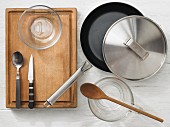 Kitchen utensils for preparing onions