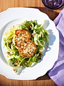 Salat aus grünen Spargelstreifen mit Puffern