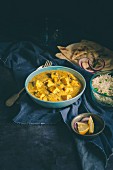 Paneer-Curry serviert mit Naan-Brot, Reis und Salat (Indien)