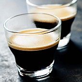 Zwei Gläser mit Espresso (Nahaufnahme)
