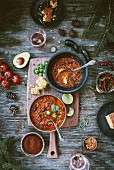 Chili mit Truthahn und Bohnen in Schälchen dazu Maisbrot und Bier