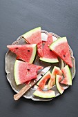 Wassermelonenstücke auf Silberteller, teilweise aufgegessen
